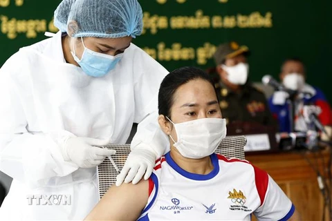 Tiêm chủng vaccine ngừa COVID-19 tại Phnom Penh, Campuchia, ngày 2/3/2021. (Ảnh: THX/TTXVN)