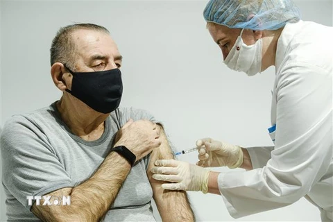 Nhân viên y tế tiêm vaccine phòng COVID-19 cho người dân tại Moskva, Nga, ngày 22/1/2021. (Ảnh: THX/TTXVN)