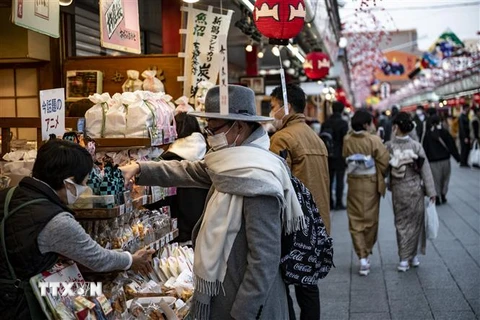 Một phố mua sắm ở Tokyo, Nhật Bản ngày 29/12/2020. (Ảnh: AFP/TTXVN)