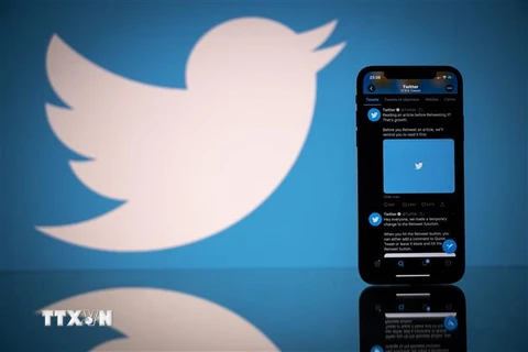 Biểu tượng Twitter trên màn hình điện thoại di động và máy tính bảng. (Ảnh: AFP/ TTXVN)