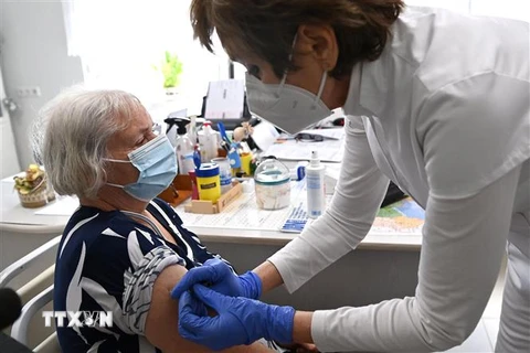 Nhân viên y tế tiêm vaccine phòng COVID-19 cho người dân tại Nagykata, Hungary, ngày 24/2/2021. (Ảnh: THX/TTXVN)