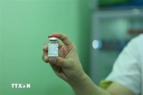 Vaccine AstraZeneca phòng COVID-19 được tiêm cho nhân viên y tế tuyến đầu chống dịch của Bệnh viện Bệnh nhiệt đới tỉnh Khánh Hòa. (Ảnh: Phan Sáu/TTXVN)