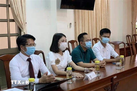 YouTuber Thơ Nguyễn làm việc tại Sở Thông tin và Truyền thông tỉnh Bình Dương chiều 16/3/2021. (Ảnh: TTXVN phát)