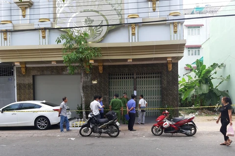 Phía bên ngoài hiện trường vụ nổ súng. (Nguồn: congan.com.vn)