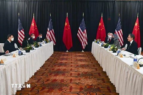 Ngoại trưởng Mỹ Antony Blinken (thứ 2, phải), Cố vấn an ninh quốc gia Jake Sullivan (phải) và Ủy viên quốc vụ Trung Quốc Dương Khiết Trì (thứ 2, trái) cùng Bộ trưởng Ngoại giao Trung Quốc Vương Nghị (trái) tại cuộc đối thoại cấp cao về an ninh và đối ngoạ