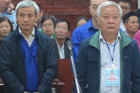 Cựu Chủ tịch GPBank Tạ Bá Long (bên phải) tại phiên toà năm 2017. (Nguồn: laodong.vn)