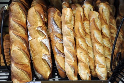 Bánh mỳ baguette tại Paris, Pháp. Ảnh: AFP/TTXVN)
