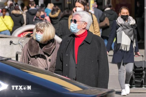Người dân đeo khẩu trang phòng lây nhiễm COVID-19 tại Berlin, Đức, ngày 22/3/2021. (Ảnh: THX/TTXVN)