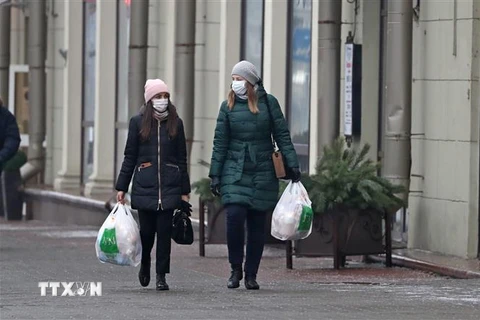 Người dân đi lại trên đường phố ở Minsk, Belarus ngày 11/12/2020. (Ảnh: THX/TTXVN)