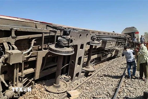 Hiện trường vụ tai nạn tàu hỏa ở Sohag, Ai Cập, ngày 26/3/2021. (Ảnh: AFP/TTXVN)