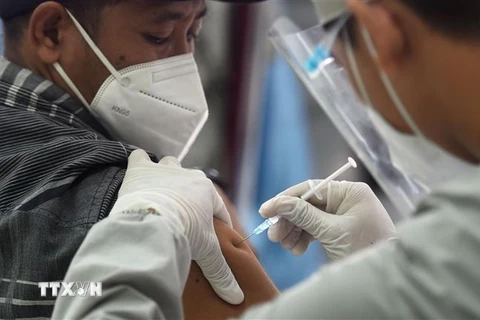 Nhân viên y tế tiêm vaccine ngừa COVID-19 cho người dân tại Jakarta, Indonesia, ngày 10/3/2021. (Ảnh: THX/TTXVN)