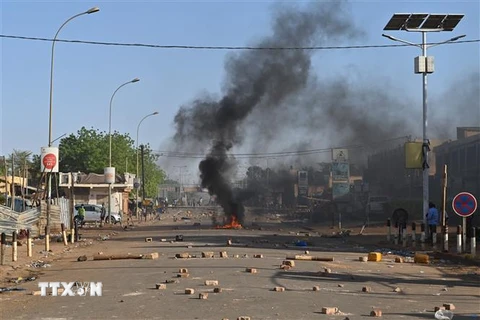 Người biểu tình ủng hộ lực lượng đối lập đốt lửa và dựng nhiều vật cản trên đường phố thủ đô Niamey, Niger ngày 23/2/2021. (Ảnh: AFP/TTXVN)