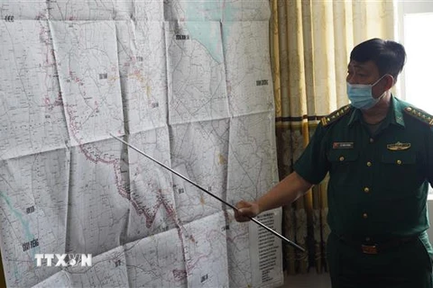 Đại tá Lê Hồng Vương, Chỉ huy trưởng Bộ Chỉ huy Bộ đội Biên phòng tỉnh Tây Ninh báo cáo công tác đặt các điểm chốt phòng chống dịch COVID-19 trên tuyến biên giới Tây Ninh. (Ảnh: Thanh Tân/TTXVN)