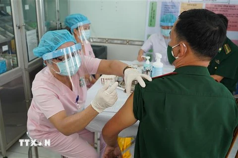 Cán bộ y tế tiến hành tiêm vaccine ngừa COVID-19 cho cán bộ Biên phòng Tây Ninh. (Ảnh: Thanh Tân/TTXVN)