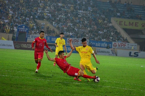 Trận đấu giữa đội Nam Định và Sông Lam Nghệ An. (Ảnh: Công Luật/TTXVN)