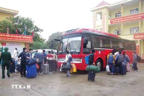 Các công dân lên xe về nhà sau khi hoàn thành thời gian cách ly tập trung tại Hưng Yên. (Ảnh: Đinh Tuấn/TTXVN)