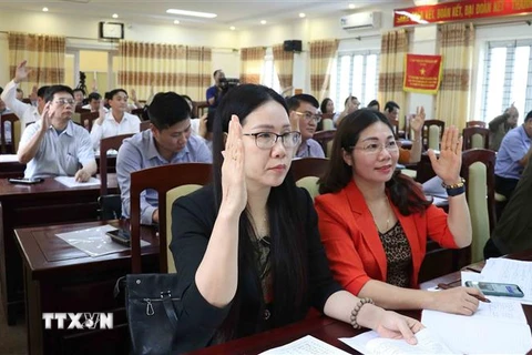 Các đại biểu biểu quyết tại hội nghị hiệp thương lần 2 tại Hưng Yên. (Ảnh: Đinh Tuấn/TTXVN)