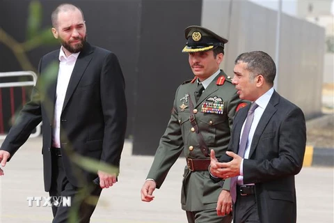 Ông Hamza bin Hussein (giữa), khi còn là Thái tử Jordan, tại thủ đô Amman, ngày 8/5/2018. (Ảnh: AFP/ TTXVN)
