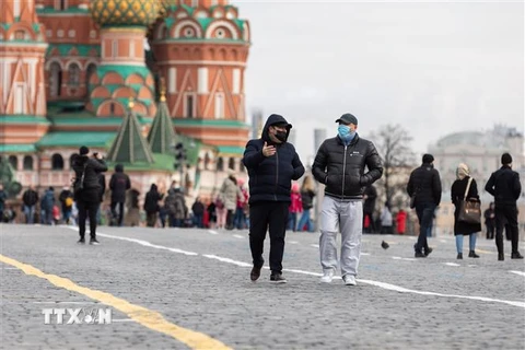  Người dân đeo khẩu trang phòng lây nhiễm COVID-19 tại Moskva, Nga, ngày 23/3/2021. (Ảnh: THX/ TTXVN)