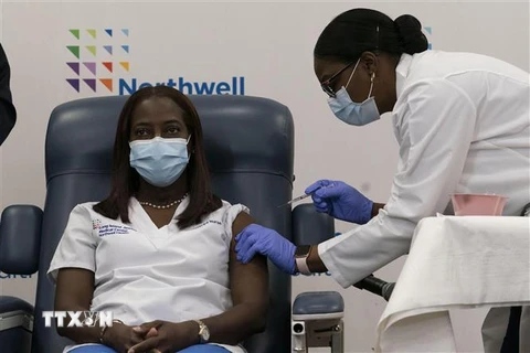 Nhân viên y tế được tiêm vaccine phòng COVID-19 tại trung tâm y tế ở Queens thuộc New York, Mỹ ngày 14/12/2020. (Ảnh: AFP/TTXVN)