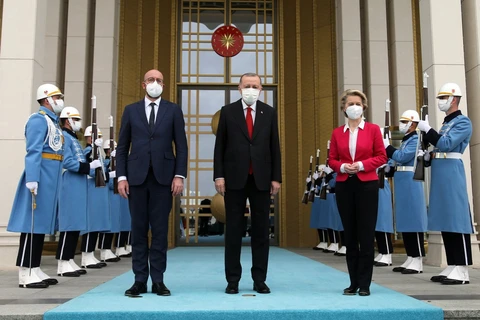 Chủ tịch Hội đồng châu Âu (EC) Charles Michel (trái), Tổng thống nước chủ nhà Recep Tayyip Erdogan (giữa) và Chủ tịch Ủy ban châu Âu (EU) Ursula von der Leyen. (Nguồn: dailysabah.com)