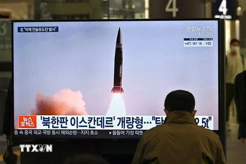 Người dân theo dõi qua truyền hình vụ phóng tên lửa đạn đạo chiến thuật kiểu mới của Triều Tiên, tại nhà ga Seoul (Hàn Quốc) ngày 26/3/2021. (Ảnh: AFP/TTXVN)