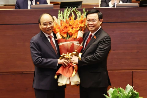 Chủ tịch Quốc hội Vương Đình Huệ chúc mừng Chủ tịch nước Nguyễn Xuân Phúc. (Ảnh: TTXVN)