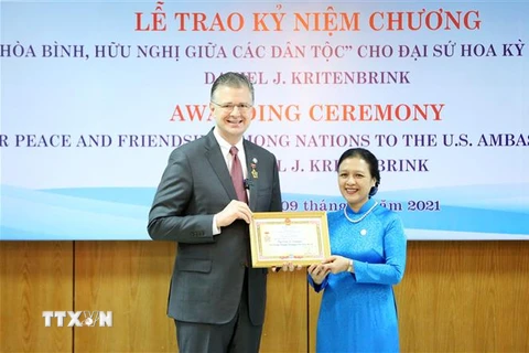 Chủ tịch Liên hiệp các tổ chức hữu nghị Việt Nam Nguyễn Phương Nga trao kỷ niệm chương cho Đại sứ Hoa Kỳ tại Việt Nam Daniel J.Kritenbrink. (Ảnh: TTXVN)