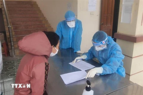 Khai báo y tế và lấy mẫu xét nghiệm người Việt Nam trở về từ Mỹ được cách ly tại Trung đoàn 855, Bộ Chỉ huy Quân sự tỉnh Ninh Bình. (Ảnh: Thùy Dung/TTXVN)