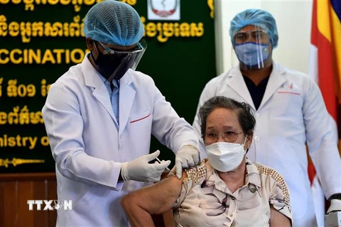 Tiêm vaccine ngừa COVID-19 cho quan cức Bộ Thông tin tại Phnom Penh, Campuchia, ngày 1/4/2021. (Ảnh: AFP/TTXVN)