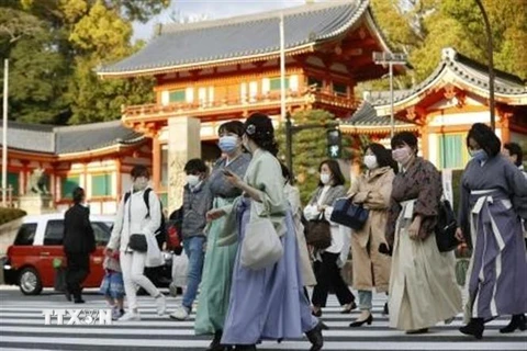 Người dân đeo khẩu trang phòng dịch COVID-19 tại Kyoto, Nhật Bản, ngày 9/4/2021. (Ảnh: Kyodo/ TTXVN)