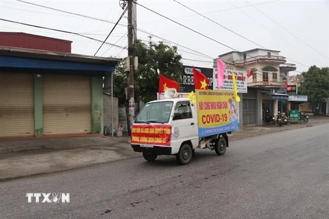 Xe tuyên truyền lưu động về phòng, chống dịch COVID-19 tại huyện Kim Thành, tỉnh Hải Dương. (Ảnh: Mạnh Minh/TTXVN)