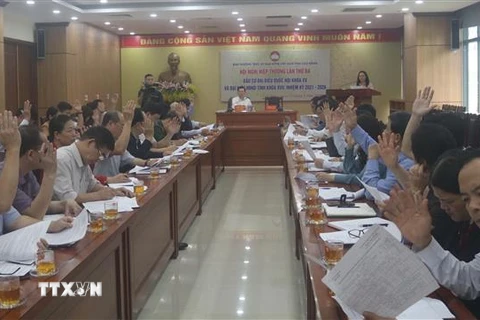 Đại biểu dự hội nghị tham gia biểu quyết danh sách những người đủ tiêu chuẩn ứng cử Đại biểu Quốc hội khóa XV đơn vị tỉnh Cao Bằng. (Ảnh: Chu Hiệu/TTXVN)