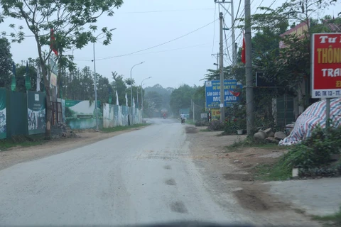 Các dự án quây kín bằng những tấm pano quảng cáo dọc các tuyến đường các xã trên địa bàn huyện Lương Sơn. (Ảnh: Trọng Đạt/TTXVN)