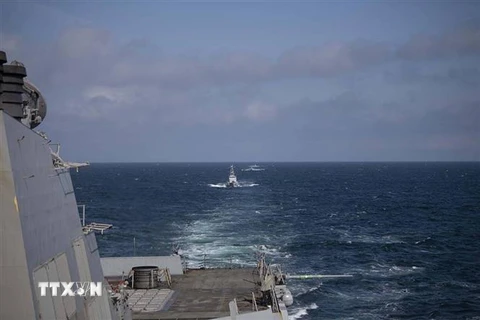 Tàu của hải quân Ukraine đi qua tàu khu trục USS Roosevelt (DDG 80) trong cuộc tập trận trên Biển Đen ngày 29/9/2020. (Ảnh minh họa: AFP/TTXVN)
