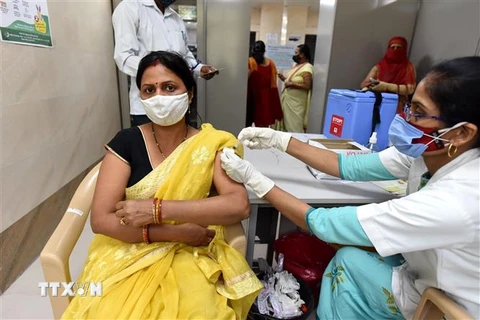 Tiêm vaccine ngừa COVID-19 cho người dân tại Uttar Pradesh, Ấn Độ, ngày 10/4/2021. (Ảnh: THX/TTXVN)