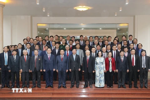 Tổng Bí thư Nguyễn Phú Trọng cùng các đồng chí lãnh đạo Đảng, Nhà nước và đại biểu chụp ảnh chung. (Ảnh: Trí Dũng/TTXVN)