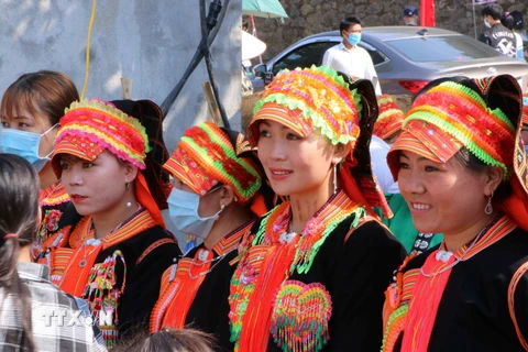 Các cô gái Dao trong trang phục truyền thống đi dự lễ hội Then Kin Pang ở huyện Phong Thổ. (Ảnh: Nguyễn Oanh/TTXVN)