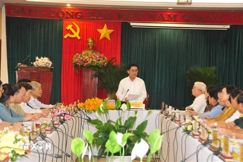 Đồng chí Trần Cẩm Tú phát biểu tại buổi làm việc với Ủy ban bầu cử tỉnh Bình Phước. (Ảnh: Đậu Tất Thành/TTXVN)