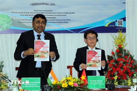 Ông Phan Văn Đa, Phó chủ tịch UBND tỉnh Lâm Đồng và ông Madan Mohan Sethi, Tổng Lãnh sự Ấn Độ tại Thành phố Hồ Chí Minh cùng thực hiện phát hành catalogue điện tử tại hội nghị. (Ảnh: Chu Quốc Hùng/TTXVN)