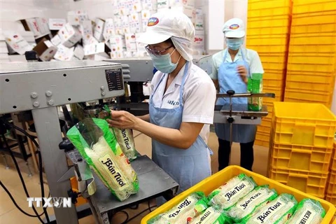 Đóng gói sản phẩm mỳ tại Công ty Cổ phần thực phẩm Safoco, thuộc Tổng công ty Lương thực miền Nam (Vinafood2) ở thành phố Cần Thơ. (Ảnh: Vũ Sinh/TTXVN)