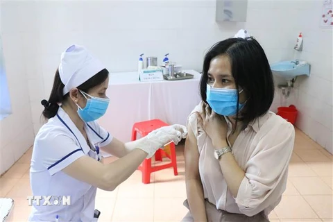 Nhân viên Y tế tỉnh Đắk Lắk được tiêm vaccine ngừa COVID-19 trong đợt 1. (Ảnh: Tuấn Anh/TTXVN)