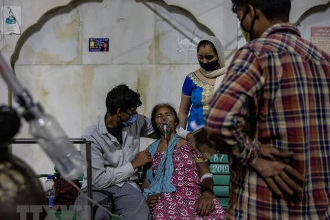 Bệnh nhân COVID-19 được hỗ trợ thở oxy miễn phí tại Ghaziabad, Ấn Độ ngày 24/4/2021. (Ảnh: Reuters/TTXVN)