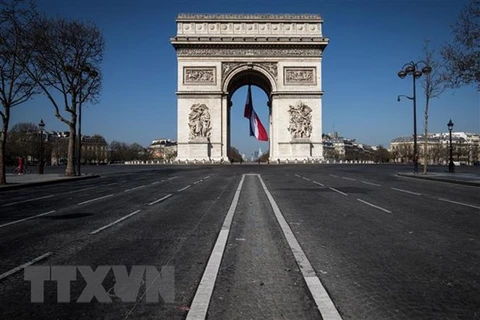Cảnh vắng vẻ tại Paris, Pháp khi các biện pháp hạn chế phòng dịch COVID-19 được thực thi. (Nguồn: AFP/TTXVN)