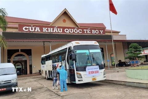 Tiếp nhận và kiểm tra thân nhiệt cho các lưu học sinh Lào tại cửa khẩu quốc tế Bờ Y, tỉnh Kon Tum ngày 16/10/2020 để đưa về cách ly. (Ảnh: TTXVN phá)