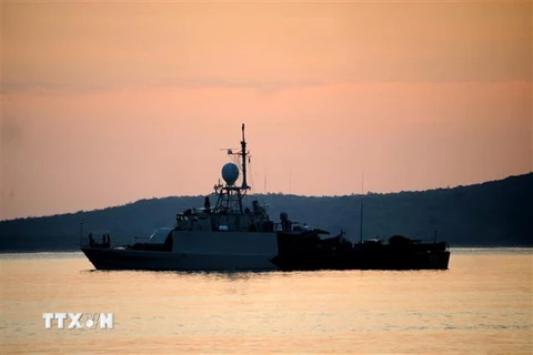 Tàu của Hải quân Indonesia tham gia tìm kiếm tàu ngầm KRI Nanggala-402 bị chìm trên vùng biển ngoài khơi đảo Bali, ngày 25/4/2021. (Ảnh: AFP/TTXVN)