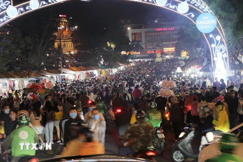 Cảnh tượng đông đúc tại khu vực chợ Đêm Đà Lạt và các tuyến đường cầu Ông Đạo, Nguyễn Chí Thanh, Nguyễn Văn Cừ, Bùi Thị Xuân. (Ảnh Đặng Tuấn/TTXVN)