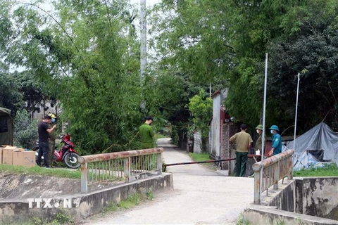 Chốt kiểm soát dịch bệnh tại thôn Nội Đọ, xã Bắc Lý, huyện Lý Nhân - nơi ở của bệnh nhân COVID-19 vừa được xác nhận. (Ảnh: Đại Nghĩa/TTXVN)