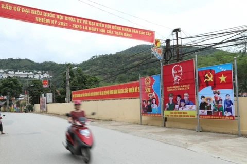 Các tuyến đường ở thị trấn Bảo Lạc, Cao Bằng được trang hoàng để chào đón ngày Bầu cử đại biểu Quốc hội khóa XV và HĐND các cấp nhiệm kỳ 2021-2026 tỉnh Cao Bằng. (Ảnh: Minh Quyết/TTXVN)