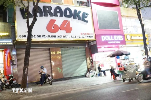 Một quán karaoke trên đường Sư Vạn Hạnh (Quận 10 - Thành phố Hồ Chí Minh) tạm dừng hoạt động theo quyết định của Ủy ban Nhân dân Thành phố Hồ Chí Minh. (Ảnh: Thu Hương/TTXVN)